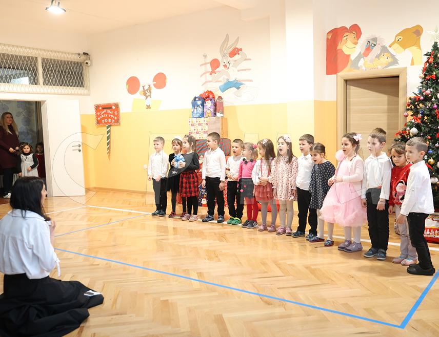 БАЊАЛУКА, 19. ДЕЦЕМБРА /СРНА/ - Дом за дјецу и омладину без родитељског старања "Рада Врањешевић" у Бањалуци обиљежава данас 78 година од оснивања ове установе и крсну славу – Никољдан, а свечаности присуствује лидер СНСД-а Милорад Додик.