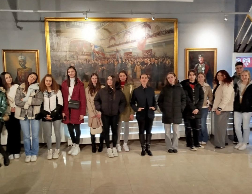 БЕОГРАД, 21. ДЕЦЕМБРА /СРНА/ - Група ђака из Дрвара, Суботице, Сремске Митровице и Бачког Петровца посјетила је прошле седмице Архив Војводине у Новом Саду и упознала се са радом ове важне установе културе Србије која чува око 45 милиона докумената.