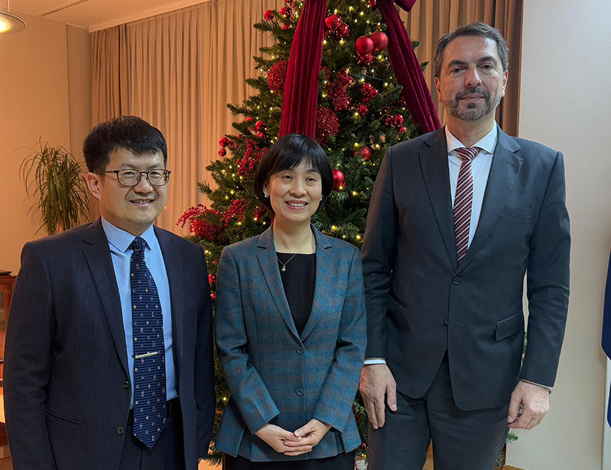 САРАЈЕВО, 19. ДЕЦЕМБРА /СРНА/ - Генерални директор Одјељења за европске послове Министарства иностраних послова Кине Ли Ђијан упознао је у Сарајеву предсједавајућег Представничког дома Парламентарне скупштине БиХ Маринка Чавару да нови кинески петогодишњи развојни и инвестициони план предвиђа значајно отварање према иностраним партнерима.