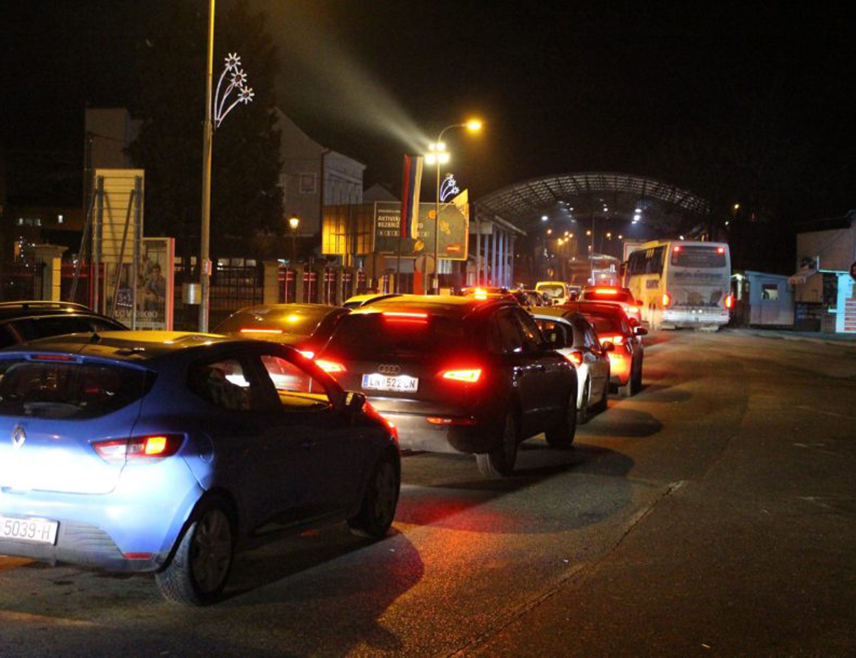 БИЈЕЉИНА, 19. ДЕЦЕМБРА /СРНА/ - На граничним прелазима Градишка, Градина, Брод, Козарска Дубица и Костајница са Хрватском појачан је интензитет саобраћаја на улазу у БиХ.