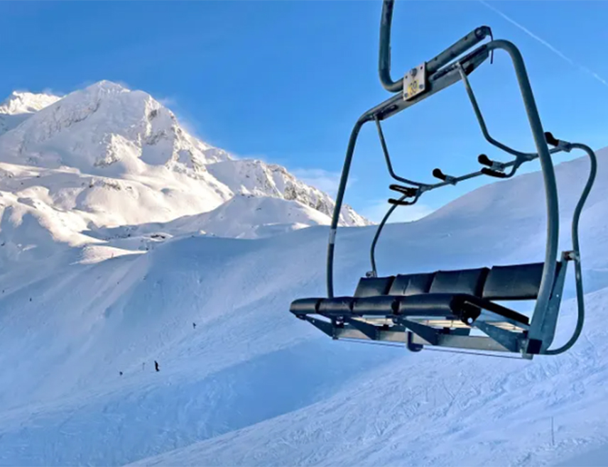 ПОДГОРИЦА, 20. ДЕЦЕМБРА /СРНА/ - Страни туриста погинуо је данас приликом пада са жичаре на Савином куку на Дурмитору, а једно лице је повријеђено.