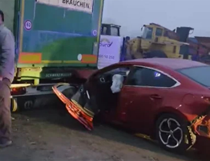 ПРИЈЕДОР, 21. ДЕЦЕМБРА /СРНА/ - Држављанин Аустрије и једно лице из Приједора тешко су повријеђени у судару три возила у Приједору, док је њемачка држављанка задобила повреде неутврђеног степена, речено је Срни у приједорској Полицијској управи.