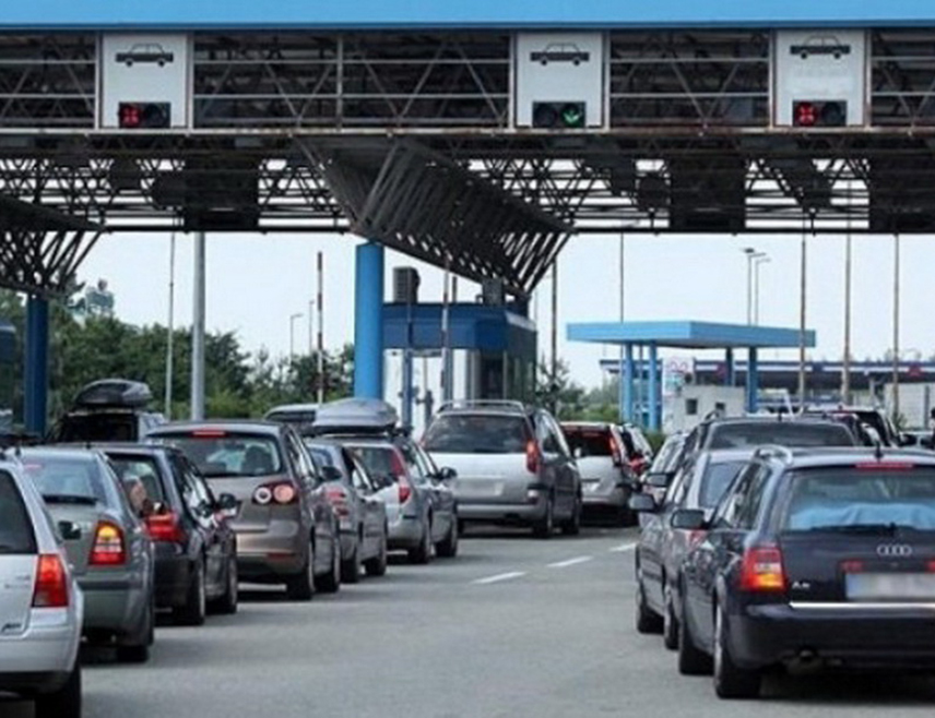 БАЊАЛУКАМ, 21. ДЕЦЕМБРА /СРНА/ - Дуге колоне возила и данас чекају на граници Хрватске и БиХ на више граничних прелаза.