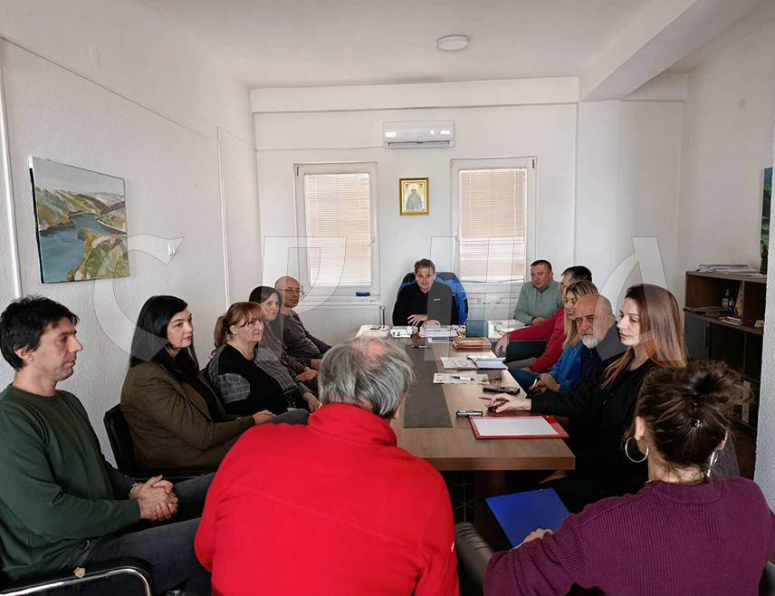 ГАЦКО, 21. ДЕЦЕМБРА /СРНА/ - Општински Штаб за ванредне ситуације препоручио је становницима општине Гацко да смање боравак на отвореном, посебно у ужој градској зони и у периодима осјетно великог загађења, ујутро и увече, као и да користе заштитне маске.