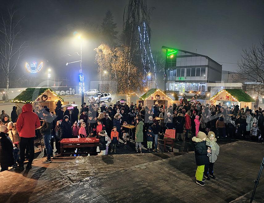 СОКОЛАЦ, 21. ДЕЦЕМБРА /СРНА/ - Тродневна манифестација "Никољданске свечаности" која се ове године први пут организује у форми базара вечерас је свечано отворена на Сокоцу.