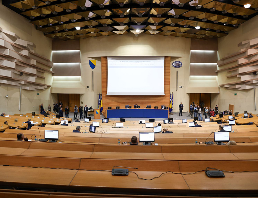 САРАЈЕВО, 22. ДЕЦЕМБРА /СРНА/ - Хитна сједница Предстaвничког дома Парламентарне скупштине БиХ заказана је за данас, а на дневном реду је Приједлог измјена и допуна Закона о Суду БиХ и Приједлог закона о Високом судском тужилачком савјету /ВСТС/ БиХ.