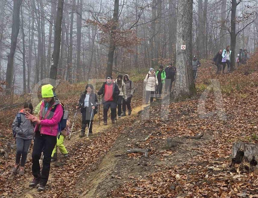 СРБАЦ, 22. ДЕЦЕМБРА /СРНА/ - Tрадиционална зимска акција пјешачења на Градину, коју организују чланови Планинарског друштва "Мотајица" из Српца, окупила је више од 250 планинара из 15 планинарских друштава широм Републике Српске и Хрватске.