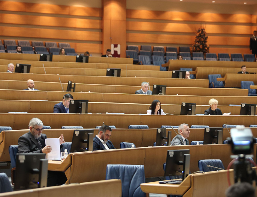 САРАЈЕВО, 22. ДЕЦЕМБРА /СРНА/ - Представнички дом Парламентарне скупштине БиХ завршио је расправу о Приједлогу закона о Високом судском и тужилачком савјету БиХ /ВСТС/ и негативном Мишљењу Уставноправне комисије о Приједлогу закона о Суду БиХ.