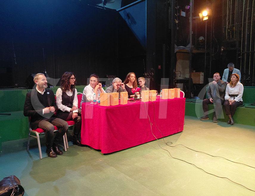 БАЊАЛУКА, 22. ДЕЦЕМБРА /СРНА/ - У Бањалуци је данас промовисана едиција "Позориште код куће" драмских текстова према којима су настале позоришне представе у продукцији Народног позоришта Републике Српске.