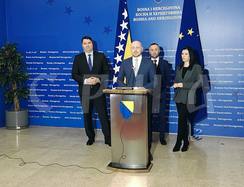 САРАЈЕВО, 22. ДЕЦЕМБРА /СРНА/ - Централна изборна комисија /ЦИК/ БиХ не жели да се окончају пријевремени избори за предсједника Републике Српске и да се за апсолутног побједника прогласи Синиша Каран, изјавио је данас предсједавајући Српског клуба у Представничком дому Парламентарне скупштине БиХ Милан Петковић.