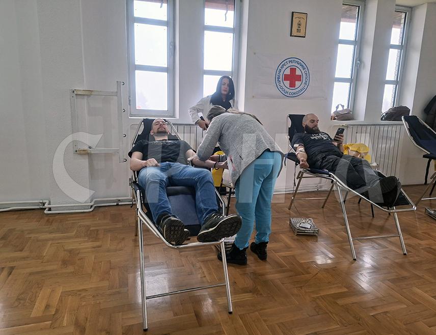 СОКОЛАЦ, 22. ДЕЦЕМБРА /СРНА/ - На Сокоцу је данас у акцији добровољног даривања крви, коју су организовали општински Црвени крст и Актив добровољних давалаца крви, прикупљено 25 јединица течности која живот значи.