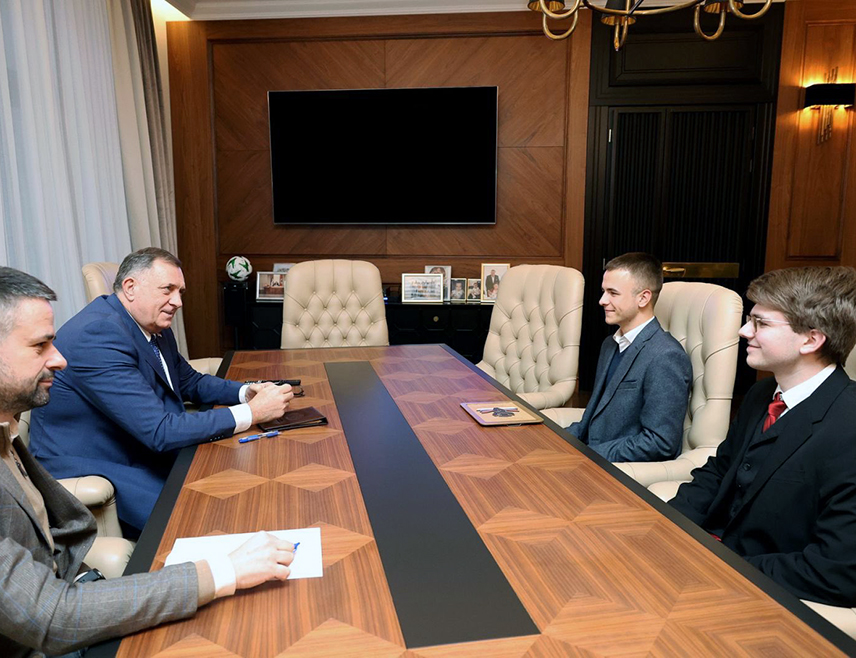 БАЊАЛУКА, 22. ДЕЦЕМБРА /СРНА/ - Предсједник СНСД-а Милорад Додик истакао је да се у разговору са представницима Савеза средњошколаца Републике Српске Стефаном Раковићем и Андрејем Средићем увјерио у енергију коју са собом носи младост, а која ће сутра обликовати Републику Српску.