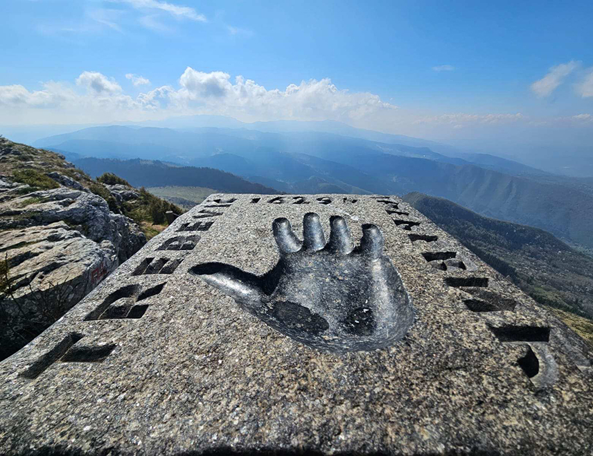 Самарџија истиче да се на Требевићу налази велики број туристичких атракција због којих ова планина може постати најпожељнија дестинација града Источно Сарајево, захваљујући прелијепим видиковцима, пећинама, стазама здравља, фератама, клисурама Паљанске Миљацке, шетњи ускотрачном пругом /бициклистичка стаза/ и висећим мостовима