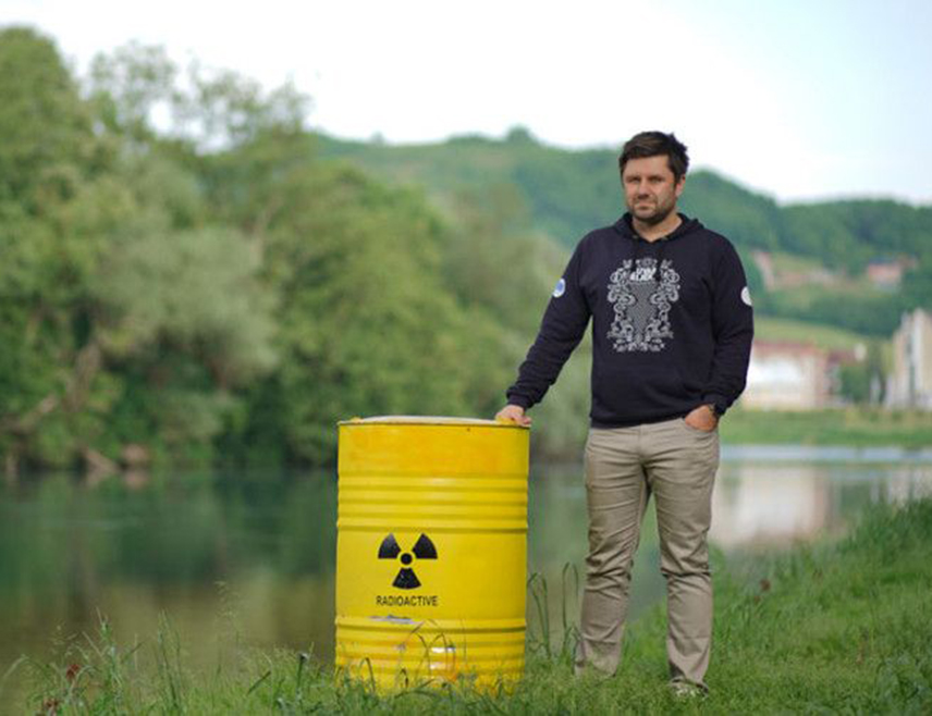 НОВИ ГРАД, 23. ДЕЦЕМБРА /СРНА/ - Предсједник Удружења "Грин тим" Марио Црнковић рекао је да већ треба реализовати активности које ће у будућности олакшати подношење тужбе против Хрватске због планова да на локацији Трговска гора у општини Двор, на граници са БиХ, гради складиште радиоактивног отпада.