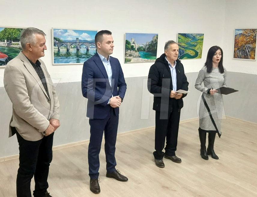 ФОЧА, 23. ДЕЦЕМБРА /СРНА/ - Изложба слика "Боје Балкана", која представља својеврстан сликарски дневник са путовања ауторке Олге Копеине овим предјелима, отворена је у фочанском Центру за културу у оквиру манифестације "Зима у Фочи".