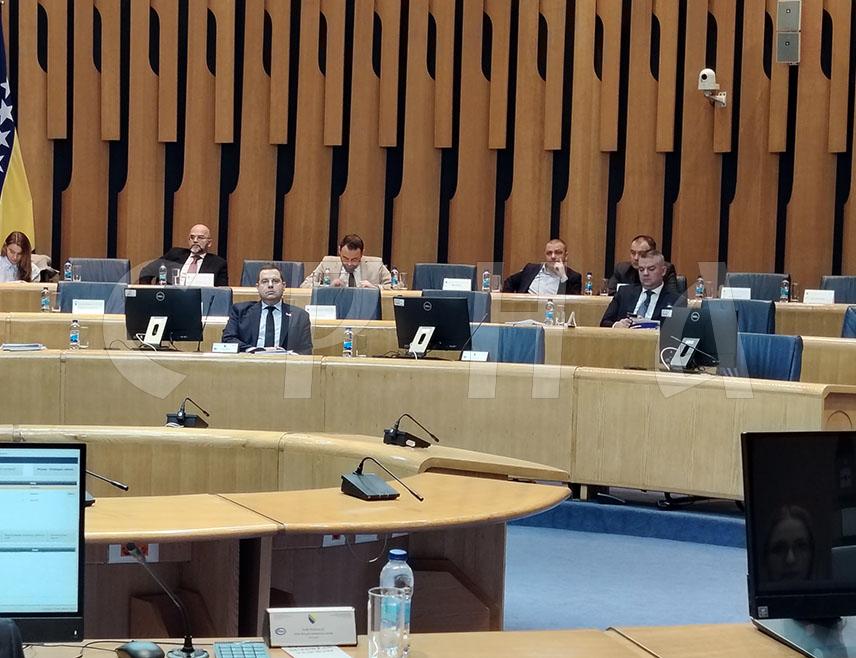 САРАЈЕВО, 23. ДЕЦЕМБРА /СРНА/ - Делегат Клуба српског народа у Дому народа Парламентарне скупштине БиХ Радован Ковачевић рекао је данас у Сарајеву да БиХ није земља Бошњака, него земља три равноправна конститутивна народа и два равноправна ентитета и да институције БиХ нису институције Бошњака, него и Срба и Хрвата и свих осталих грађана у БиХ.