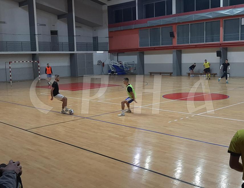 ФОЧА, 23. ДЕЦЕМБРА /СРНА/ -  Новогодишњи турнир у малом фудбалу, који је почео у Фочи,  окупио је 13 екипа из БиХ, Црне Горе и Србије распоређених у четири групе које се боре за наградни фонд од 10.000 КМ.