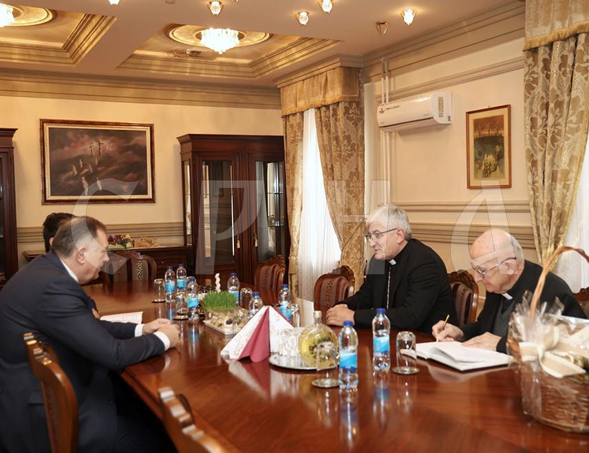 БАЊАЛУКА, 23. ДЕЦЕМБРА /СРНА/ - Предсједник СНСД-а Милорад Додик изјавио је данас у Бањалуци да је досадашња сарадња институција Републике Српске са Католичком црквом била веома добра, те да треба додатно радити на унапређењу односа и побољшању услова живота свих грађана.