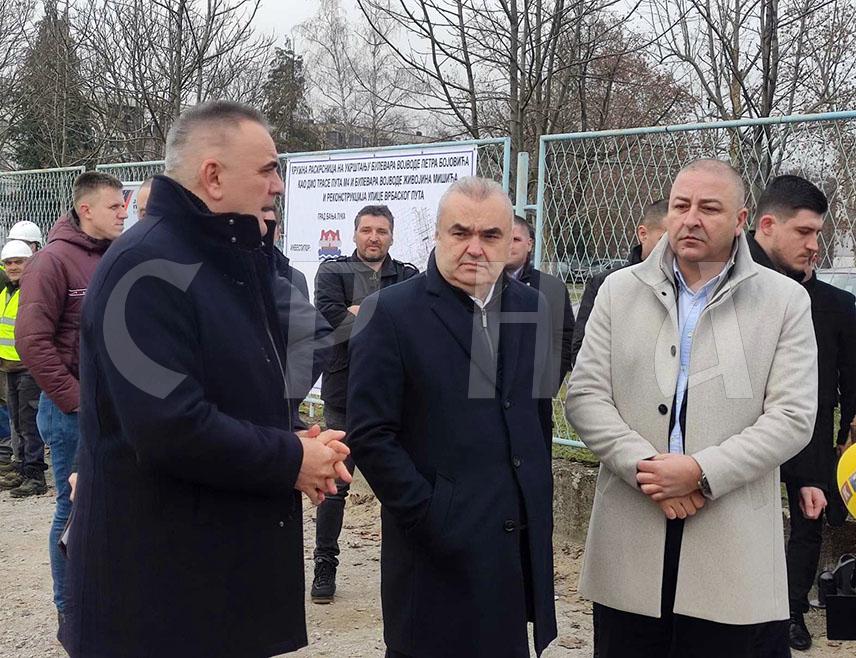 BANJA LUKA, December 23 /SRNA/ - The Prime Minister of Republika Srpska Savo Minić, Minister of Transport and Communications Zoran Stevanović, and Director of "Putevi Republike Srpske" Miroslav Janković today officially marked the start of construction of a roundabout near the "Audi Center" in the Borik neighbourhood of Banja Luka, which is expected to improve traffic flow and increase road safety in this part of the city.