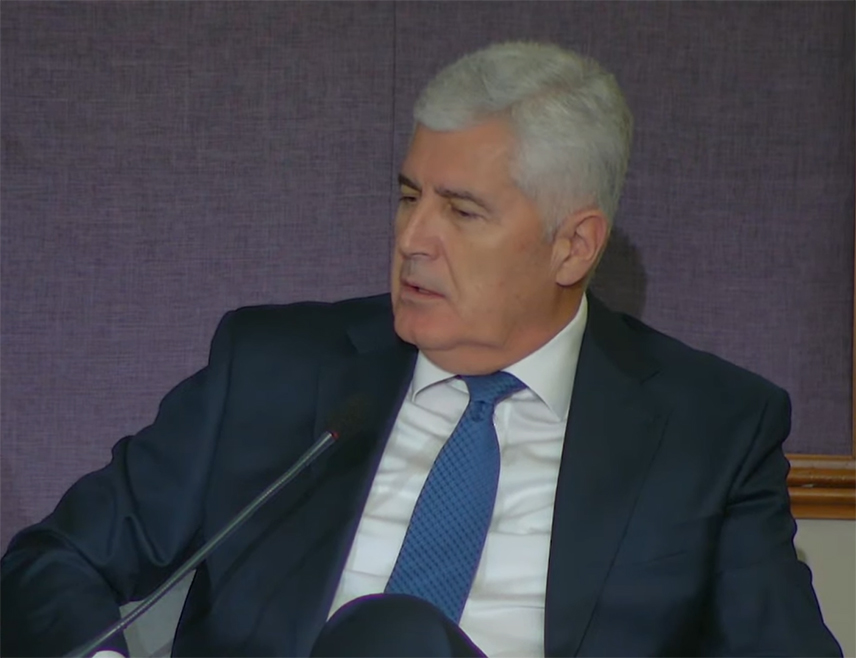 САРАЈЕВО, 23. ДЕЦЕМБРА /СРНА/ - Замјеник предсједавајућег Дома народа Драган Човић позвао је делегате овог дома да дају шансу Приједлозима закона о Високом судском и тужилачком савјету /ВСТС/ и Суду БиХ, додајући да би се данас требало расправљати о тим законима.