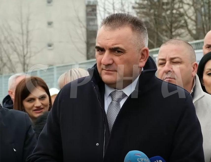 БАЊАЛУКА, 23. ДЕЦЕМБРА /СРНА/ - Премијер Републике Српске Саво Минић изјавио је да ће у Српској низом манифестација свечано бити обиљежен Дан Републике - 9. јануар, те истакао да је предвиђено да у Бањалуци буде откривено централно спомен-обиљежје борцима Војске Републике Српске погинулим у Одбрамбено-отаџбинском рату.