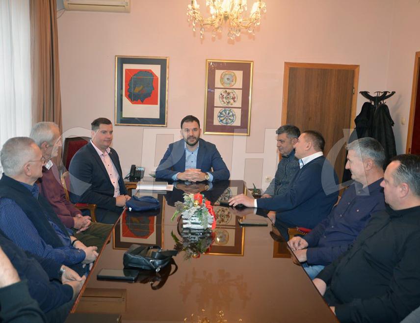 ПРИЈЕДОР, 23. ДЕЦЕМБРА /СРНА/ - Градоначелник Приједора Слободан Јавор организовао је пријем за некадашње фудбалере и чланове управе Фудбалског клуба /ФК/ "Рудар" поводом 30 година од финалне утакмице Купа Републике Српске - прве фудбалске утакмице у Српској након потписивања Дејтонског мировног споразума, истичући да је овај спортски догађај имао изузетан историјски, друштвени и симболички значај.