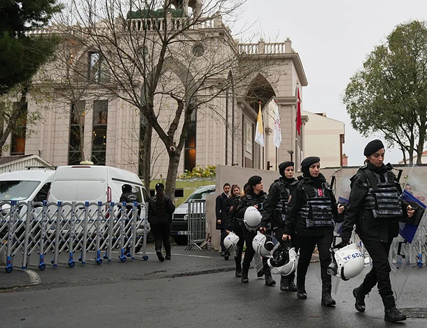 АНКАРА, 23. ДЕЦЕМБРА /СРНА/ - Tурска обавјештајна служба ухапсила је данас члана "Исламске државе Корасан" и осујетила планирани напади за дочек Нове године, саопштили су безбједносни извори.