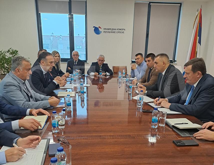БАЊАЛУКА, 24. ДЕЦЕМБРА /СРНА/ - У Бањалуци је у току састанак предсједника Владе Републике Српске Саве Минића са руководством Привредне коморе Српске.