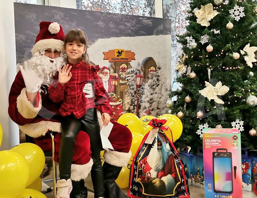 ДОБОЈ, 24. ДЕЦЕМБРА /СРНА/ - Ученица другог разреда Основне школе "Свети Сава" из Какмужа Ања Васиљевић написала је најљепше писмо Дједа Мразу и освојила прво мјесто у оквиру традиционалне акције "Пошта Српске".