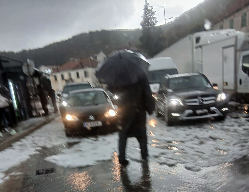 ПОДГОРИЦА, 24. ДЕЦЕМБРА /СРНА/ - Улице Бијеле, насеља у општини Херцег Нови у Бококоторском заливу, прекрио је снијег, а због падавина саобраћај је дјелимично отежан.