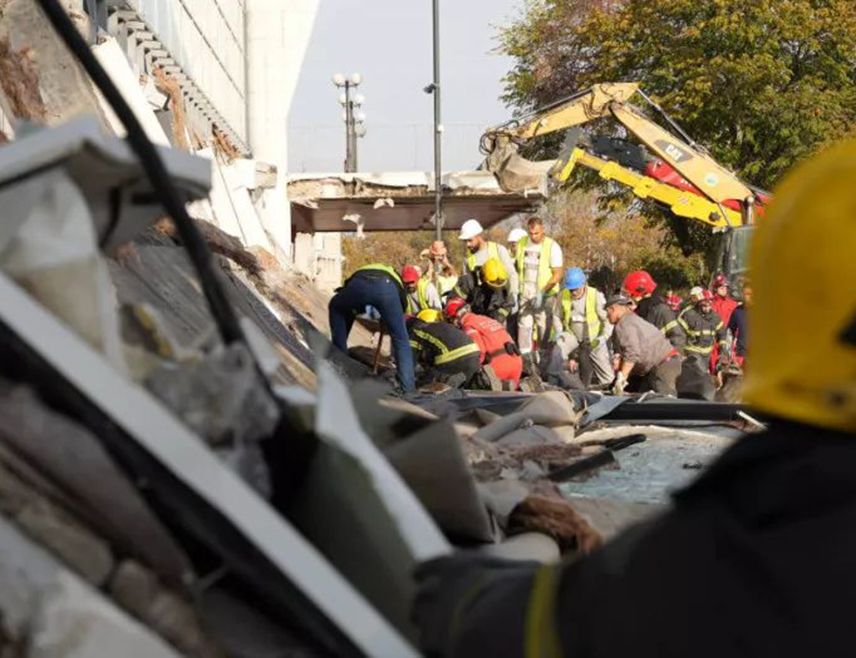 НОВИ САД, 24. ДЕЦЕМБРА /СРНА/ - Ванпретресно вијеће Вишег суда у Новом Саду обуставило је кривични поступак у случају пада надстрешнице на Железничкој станици у Новом Саду против шест особа, међу којима је и бивши министар Горан Весић.