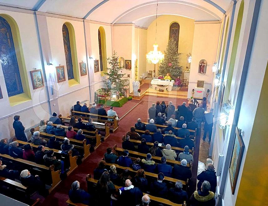 ПРЊАВОР, 25. ДЕЦЕМБРА /СРНА/ - Божић је празник када се окупља породица да са радошћу у срцима и миром у души обиљежи дан рођења новорођеног Спаситеља, а најузвишенији чин исказивања љубави према Исусу Христу је присуство светој миси, рекао је за Срну Маријан Стојановић, жупник цркве Светог Анте Падованског у Прњавору.