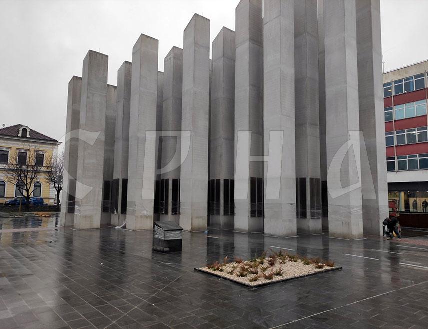 БАЊАЛУКА, 25. ДЕЦЕМБРА /СРНА/ - У центру Бањалуке увелико трају завршни радови на Централном спомен-обиљежју погинулим борцима у Одбрамбено-отаџбинском рату, чије је свечано  откривање планирано 8. јануара, у оквиру обиљежавања Дана Републике.