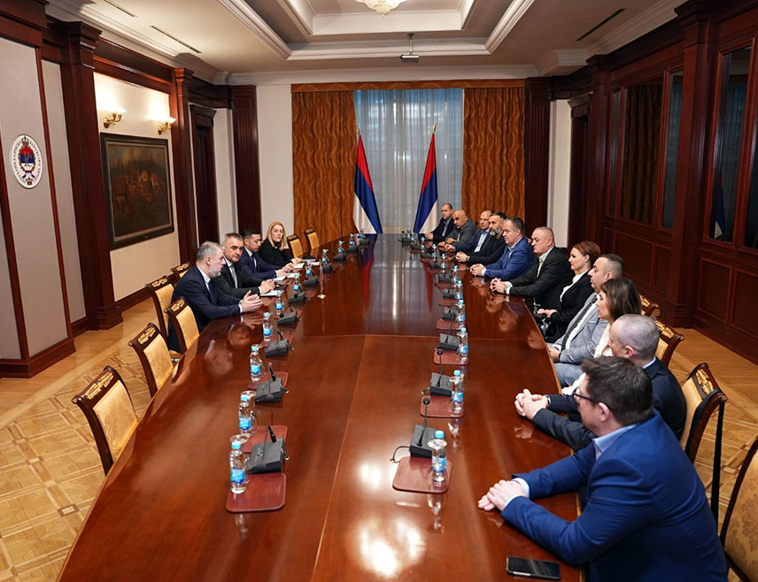 БАЊАЛУКА, 25. ДЕЦЕМБРА /СРНА/ - Република Српска има висок ниво здравствених услуга, које могу да испуне све захтјеве грађана, а пацијентима су доступни најсавременији хируршки стандарди, истакнуто је данас у Бањалуци на састанку предсједника Владе Саве Минића са представницима Удружења хирурга Српске и Удружења ендоскопских хирурга Србије.