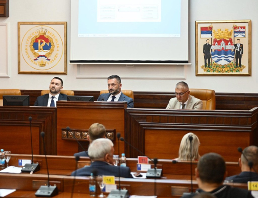 БАЊАЛУКА, 25. ДЕЦЕМБРА /СРНА/ - Градоначелник Бањалуке Драшко Станивуковић повукао је са дневног реда данашњег наставка засједања Скупштине града тачку о додјели бесплатних плацева младим брачним паровима.