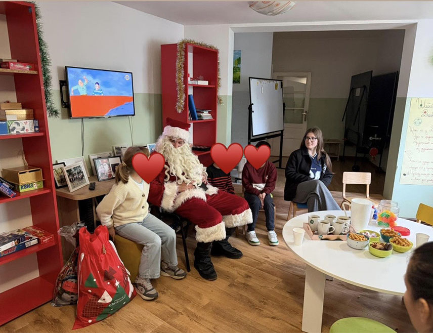 БИЈЕЉИНА, 25. ДЕЦЕМБРА /СРНА/ - Ученици Гимназије "Филип Вишњић" у Бијељини посјетили су Дневни центар за дјецу са потешкоћама у развоју, као и Дневни центар за дјецу у ризику при Центру за социјални рад, те подијелили пакетиће.