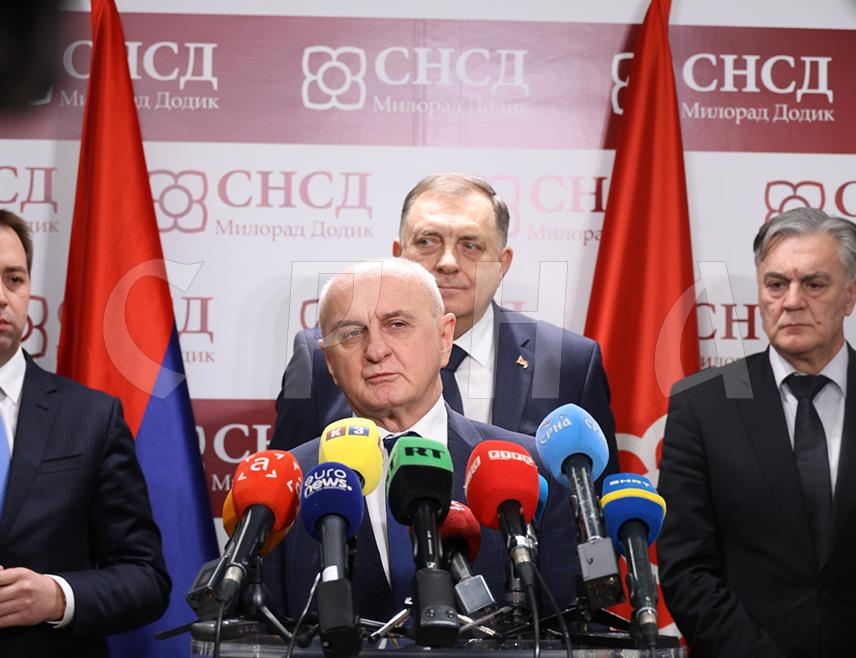 БАЊАЛУКА, 25. ДЕЦЕМБРА /СРНА/ - Одлука ЦИК-а да понови изборе на 136 бирачких мјеста унапријед је осмишљени пројекат који има за циљ да изазове конфузију у институционалном систему Републике Српске, зато владајућа коалиција неће оклијевати већ ће се додатно организовати и потпуно спремно изаћи на изборе, изјавио је предсједник Социлаистичке партије Петар Ђокић.