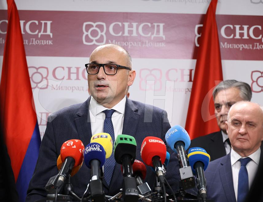 БАЊАЛУКА, 25. ДЕЦЕМБРА /СРНА/ - Лидер НПС-а Дарко Бањац рекао је да су Суд БиХ и ЦИК упорни у намјери да направе кризу у Републици Српској, али да се владајућа коалиција и српски народ нису уморили да покажу да им други неће бирати предсједника Републике.