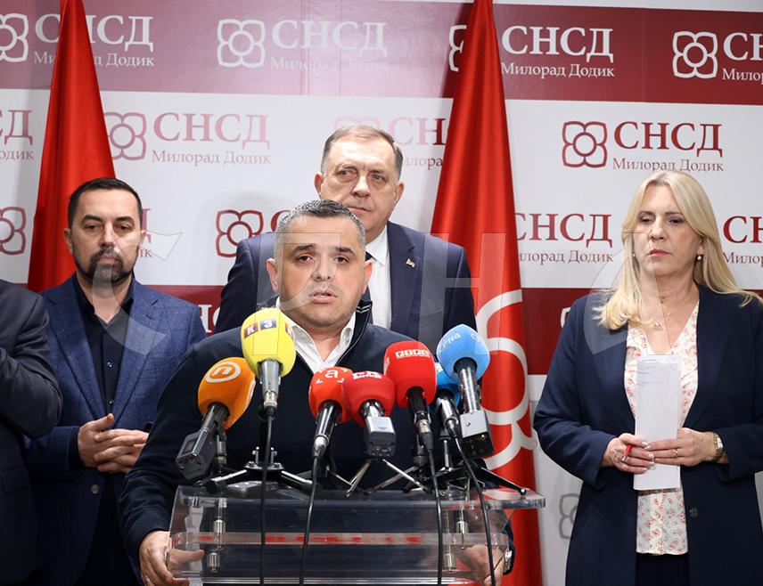 БАЊАЛУКА, 25. ДЕЦЕМБРА /СРНА/ - Потпредсједник СНСД-а Мирослав Бојић изјавио је да је одлука Централне изборне комисије /ЦИК/ БиХ срамна и скандалозна, те да ће СНСД и њихов кандидат за предсједника Српске Синиша Каран из ове ситуације изаћи са још убједљивијом побједом.