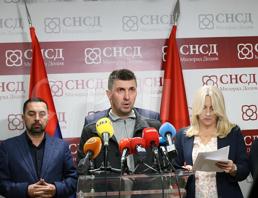 БАЊАЛУКА, 25. ДЕЦЕМБРА /СРНА/ - Секретар братуначког Општинског одбора СНСД-а Нинко Тешић изјавио је да ће на поновљеним изборима на свих 13 гласачких мјеста у Братунцу бити још већа разлика у корист кандидата владајуће коалиције за предсједника Републике Српске Синише Карана, чиме ће бити показана истинска воља народа.