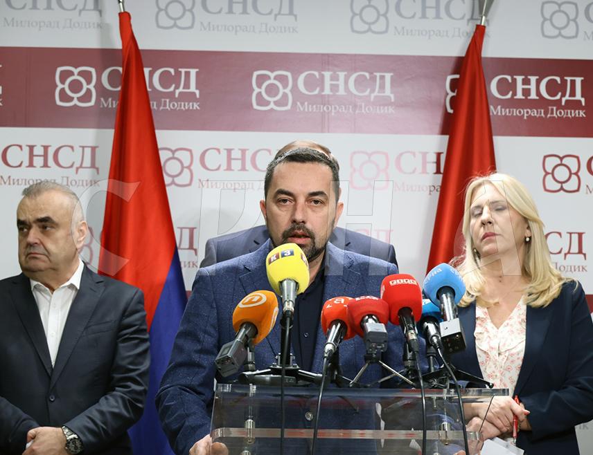 БАЊАЛУКА, 25. ДЕЦЕМБРА /СРНА/ - Одлука ЦИК-а БиХ о поништавању пријевремених предсједничких избора на 136 бирачких мјеста донесена је под утицајем опозиције из Републике Српске, оцијенио је градоначелник Добоја Борис Јеринић и позвао грађане да на поновљеним изборима потврде да је Синиша Каран предсједник Републике.