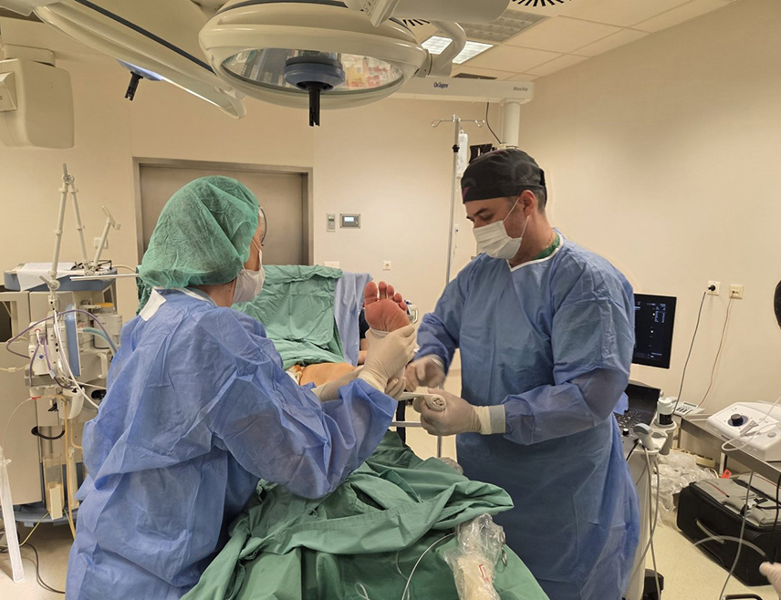 БИЈЕЉИНА, 25. ДЕЦЕМБРА /СРНА/ - У Болници "Свети врачеви" Бијељина успјешно су изведене прве ласерске операције проширених вена ногу, чиме је направљен значајан искорак у лијечењу једног од најчешћих проблема у васкуларној хирургији.