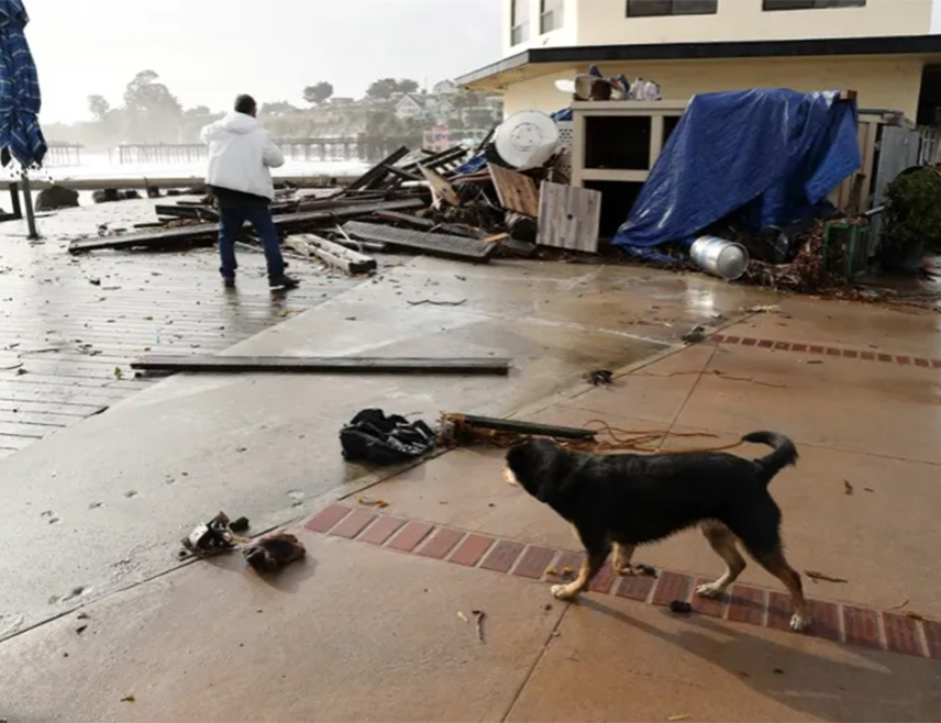 ЛОС АНЂЕЛЕС, 26. ДЕЦЕМБРА /СРНА/ - Јак олујни систем који је ове недјеље у Калифорнију донио јаке вјетрове, кишу и снијег данас би требало да ослаби, али су и даље на снази упозорења метеоролошке службе на ризик од високих таласа дуж обале те америчке савезне државе, бујичних поплава у близини Лос Анђелеса и лавина у планинском ланцу Сијера Невада.
