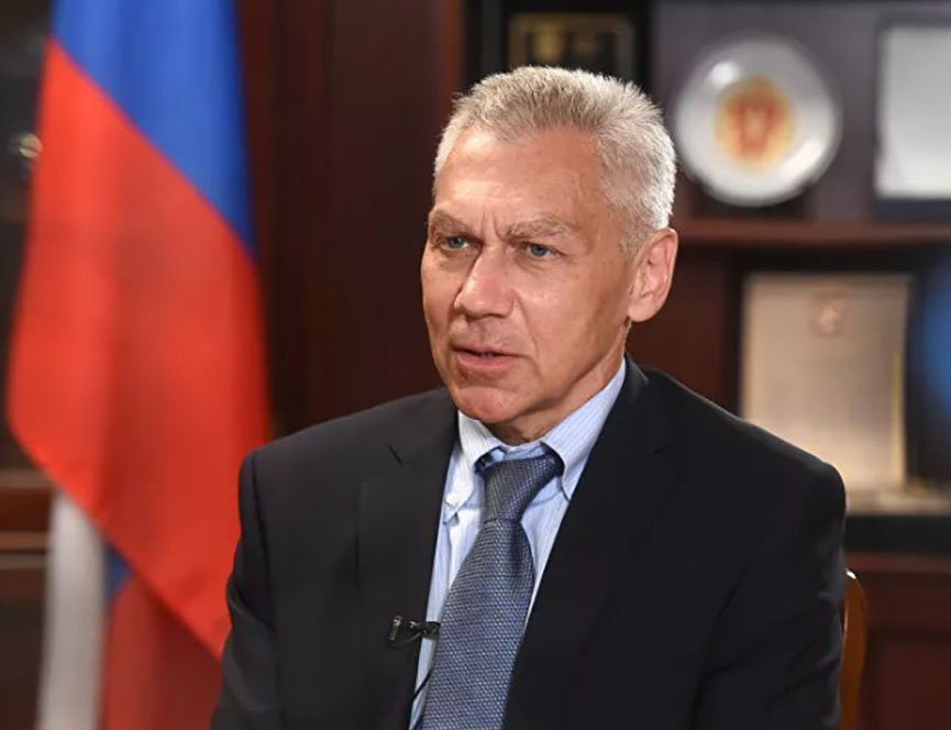 БЕОГРАД, 26. ДЕЦЕМБРА /СРНА/ - Амбасадор Русије у Србији Александар Боцан-Харченко изјавио је данас да се тражи рјешење за Нафтну индустрију Србије /НИС/, које је доста компликовано и захтијева да цијели процес тече без објашњења неких детаља.