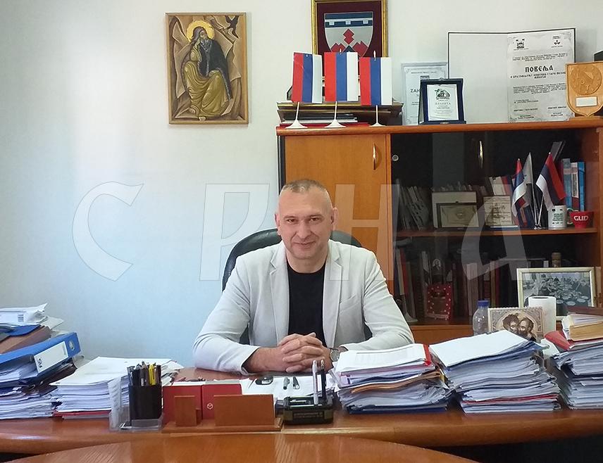 MILIĆI, DECEMBER 26 /SRNA/ – Milići Mayor Marko Savić has stated for SRNA that the decision by the Central Election Commission /CEC/ of BiH to annul the results of the early presidential election in Republika Srpska at the polling stations in Koprivno and Dubnica is scandalous, stressing that the absence of any explanation regarding alleged irregularities clearly shows that the aim was to undermine the electoral will of citizens.