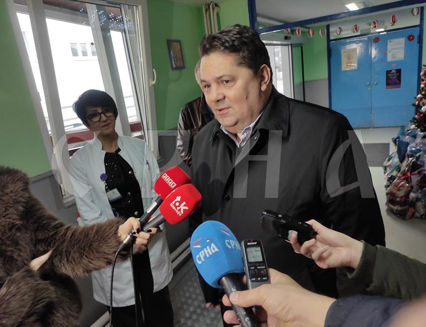 БАЊАЛУКА, 26. ДЕЦЕМБРА /СРНА/ - Предсједник Народне скупштине Републике Српске Ненад Стевандић уручио је данас у Бањалуци новогодишње пакетиће за бројне малишане који се лијече у Институту за физикалну медицину, рехабилитацију и ортопедску хирургију "Др Мирослав Зотовић".