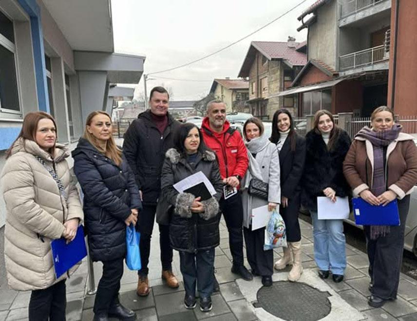 БИЈЕЉИНА, 26. ДЕЦЕМБРА /СРНА/ - Центар за социјални рад и Градска организација Црвеног крста у Бијељини реализовали су традиционалну новогодишњу и божићну хуманитарну акцију, која је оцијењена као једна од најуспјешнијих у посљедњих неколико година, а у којој је прикупљено око 20.000 КМ.