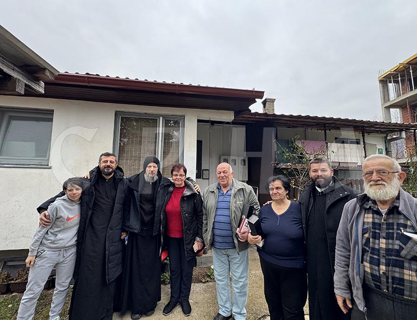 ЈАБЛАНИЦА, 26. ДЕЦЕМБРА /СРНА/ - Митрополит захумско-херцеговачки Димитрије уручио је данас помоћ Његове светости патријарха српског Порфирија општини Јабланица, као дио обећане помоћи Српске православне цркве /СПЦ/ од 100.000 евра за ову општину и град Коњиц који су пострадали у разорним поплавама у октобру 2024. године.