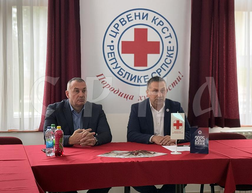 ПАЛЕ, 26. НОВЕМБРА /СРНА/ - Црвени крст Републике Српске у 2025. години у области социјално-хуманитарне дјелатности дистрибуисао помоћ вриједну више од 2,1 милион КМ, а остварени су значајни резултати и у области здравствене дјелатности, одговора на катастрофе и рада са младима, истакнуто је на традиционалном дружењу са представницима медија.