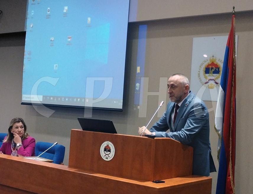 БАЊАЛУКА, 26. ДЕЦЕМБРА /СРНА/ - Министар рада и борачко-инвалидске заштите Републике Српске Данијел Егић рекао је да ће у 2026. години бити запослено 500 дјеце погинулих бораца, истичући да се по јавном позиву ресорног министарства пријавило њих око 460.